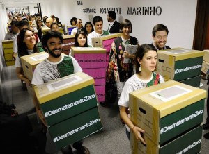 Campaigners deliver 1.4 million signatures supporting the zero deforestation bill to the Brazilian congres Photo © Marcos Oliveira/Agência Senado.